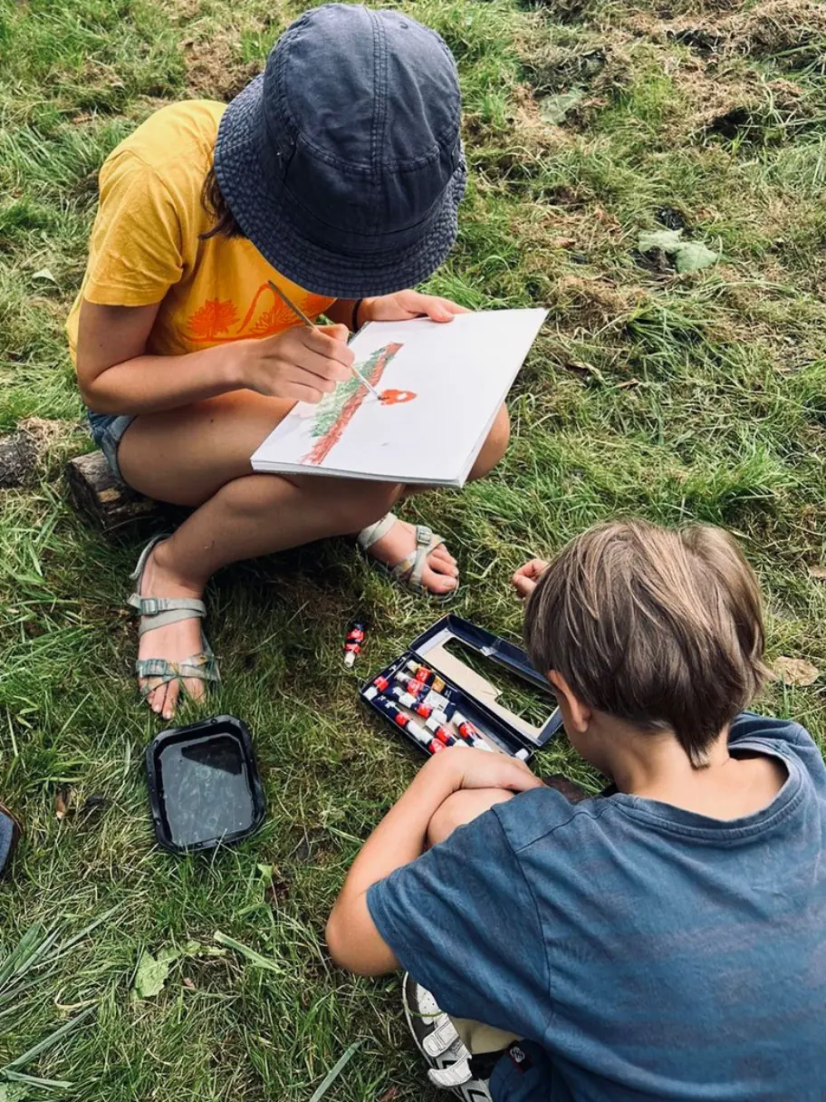 Atelier de peinture dans l’herbe
