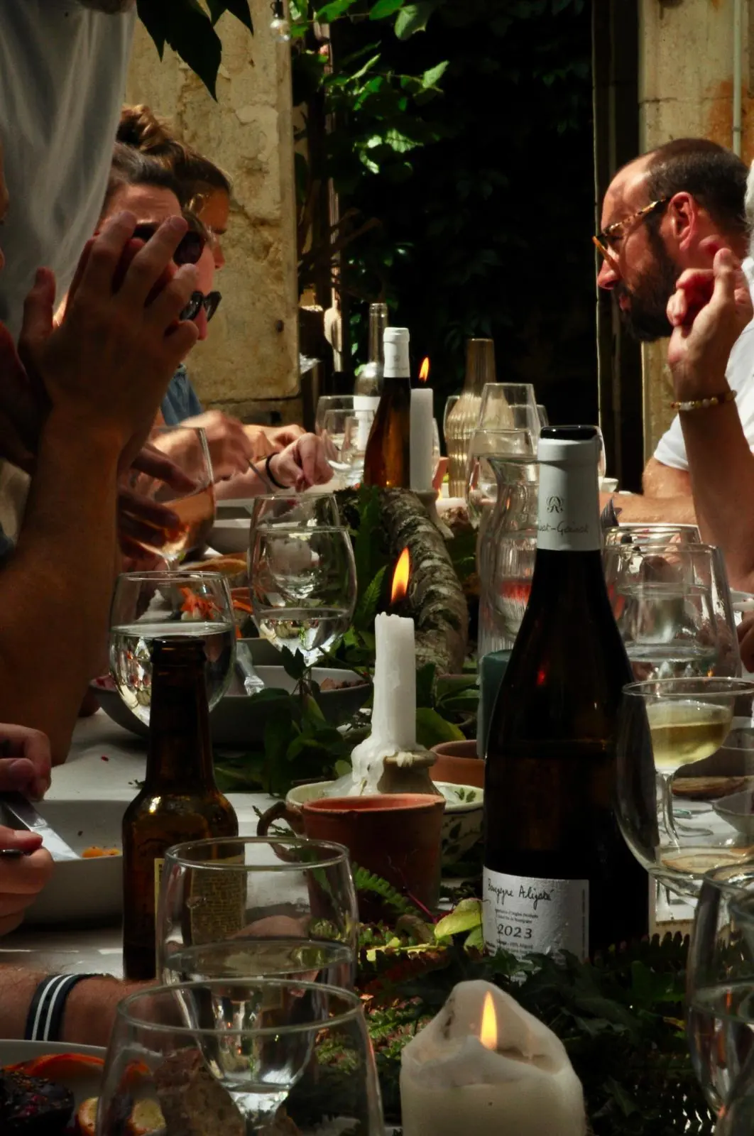Le dîner aux chandelles sur la grande table