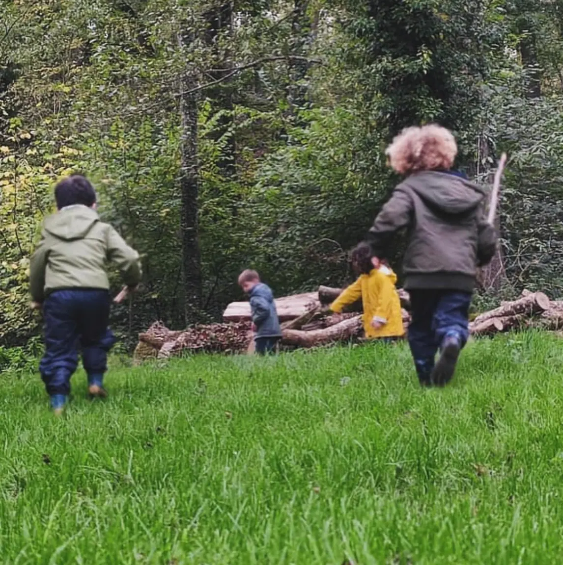Les enfants courent vers la forêt