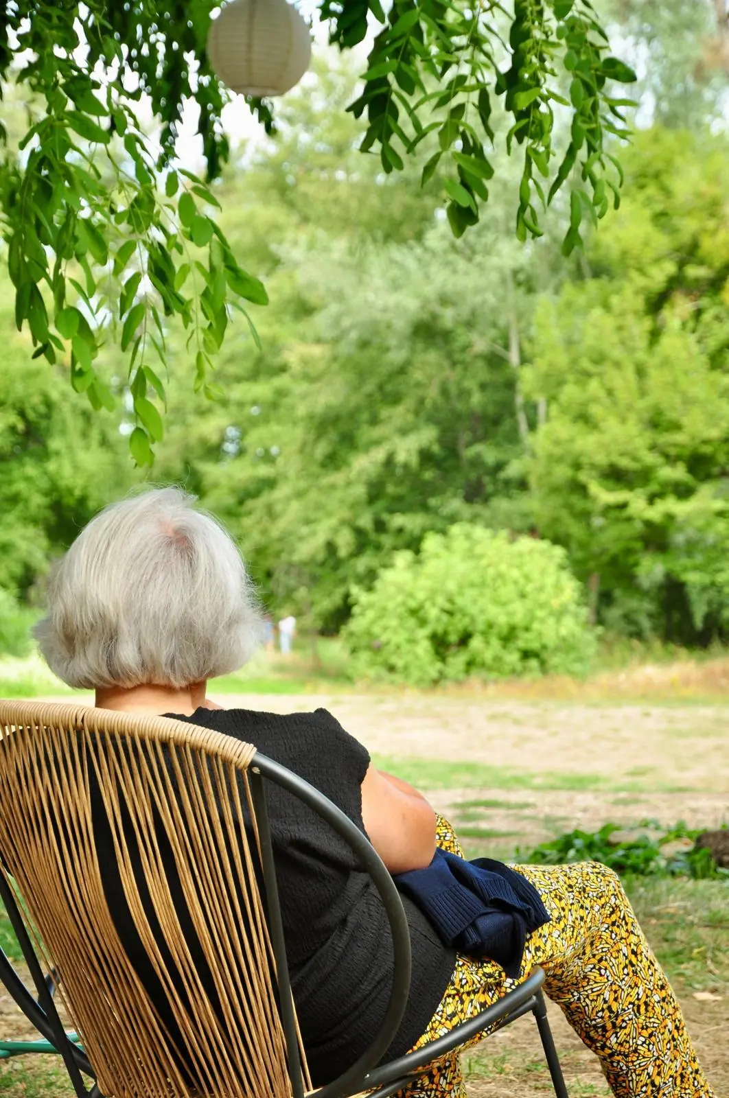 Une pause à l’ombre, dans un fauteuil face au parc
