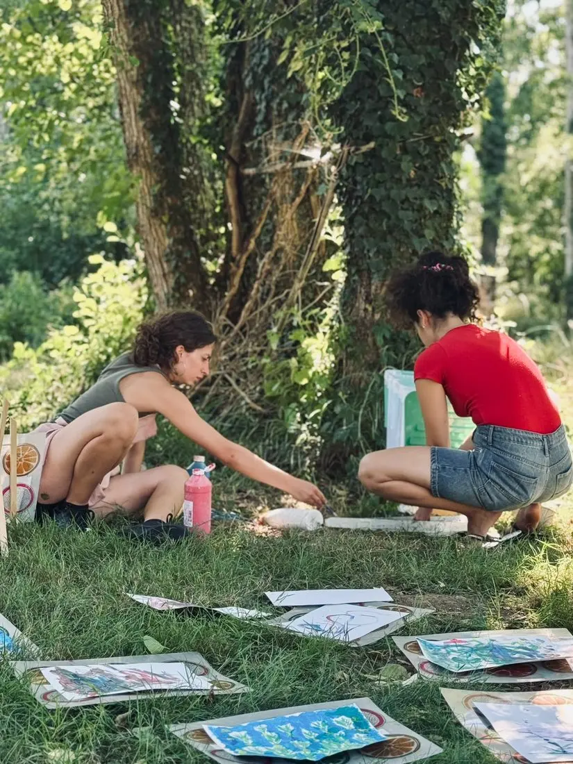 Atelier peinture dans l'herbe avec les pédagogues