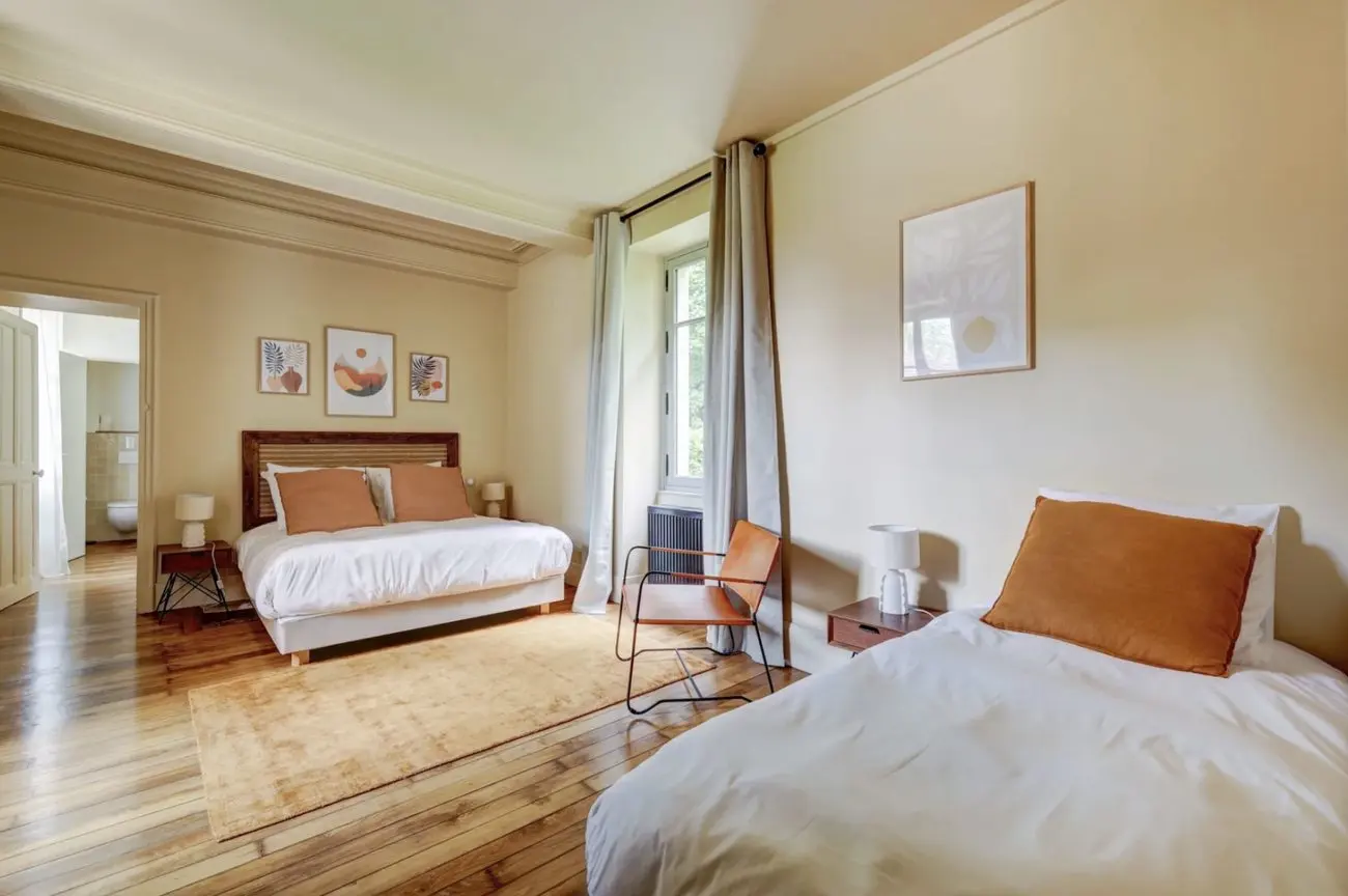 Chambre Supérieure claire, lit double et lit simple