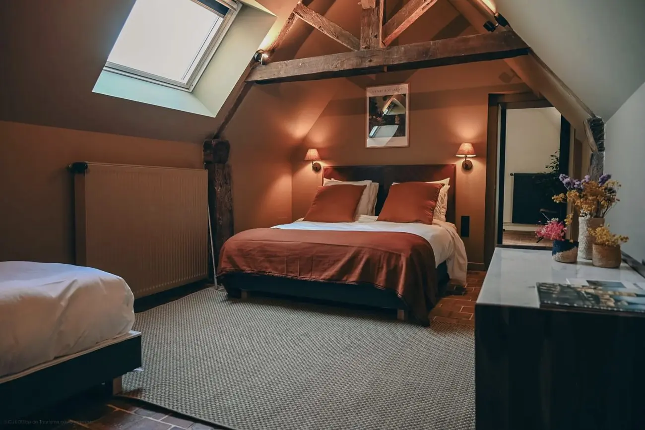 Chambre Supérieure sous la charpente, lit double et lit simple