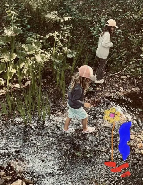 Deux enfants explorent le ruisseau