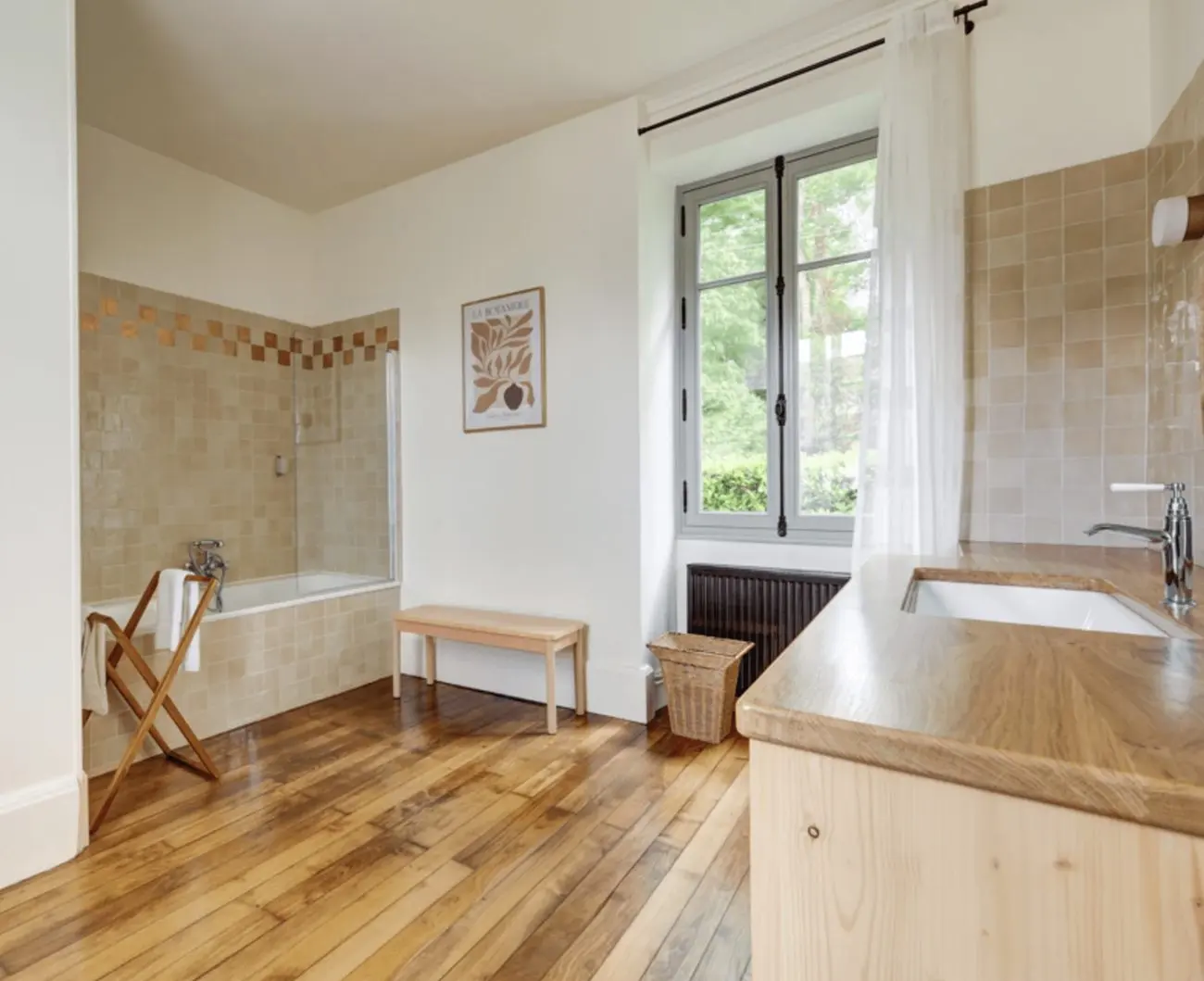 Grande salle de bain avec baignoire