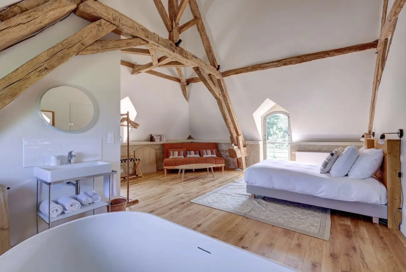 La chambre master, lit et baignoire
