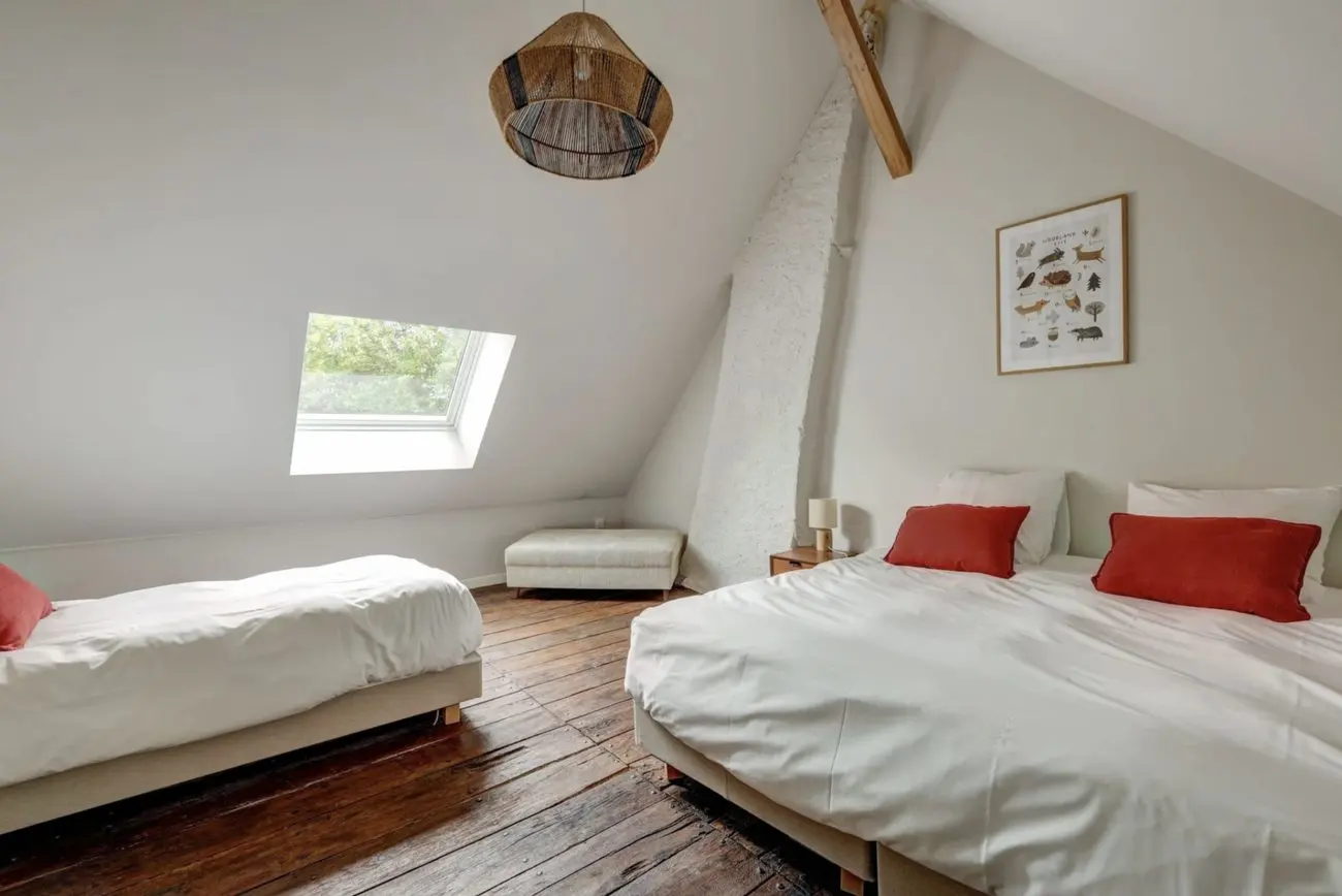La grande chambre de l'étage, lit double et lit simple