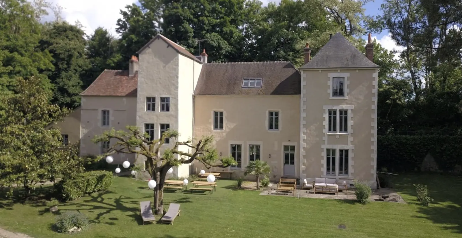 La Maison de la Source et sa terrasse, vues du parc