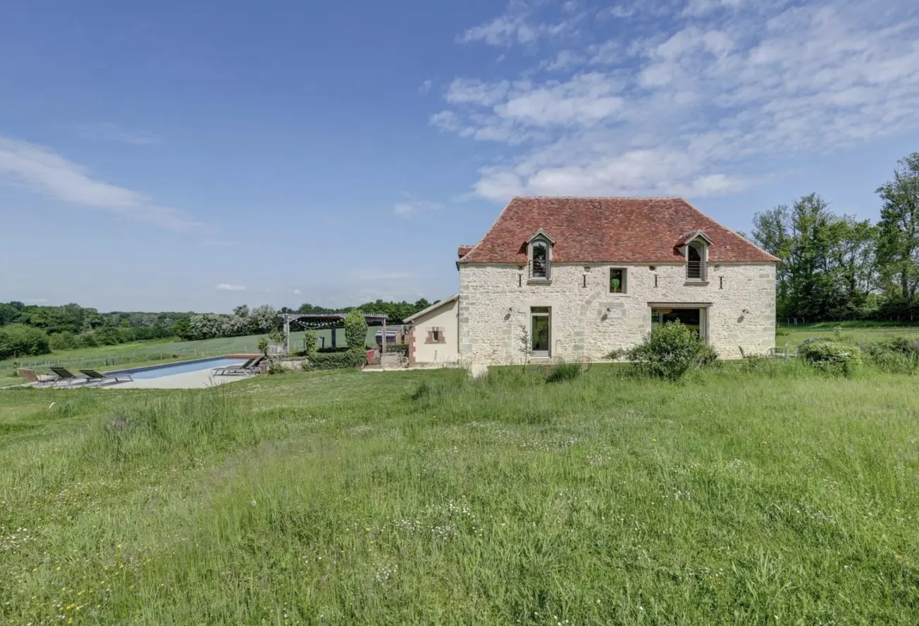 La Maison du Soleil et sa piscine, depuis la prairie