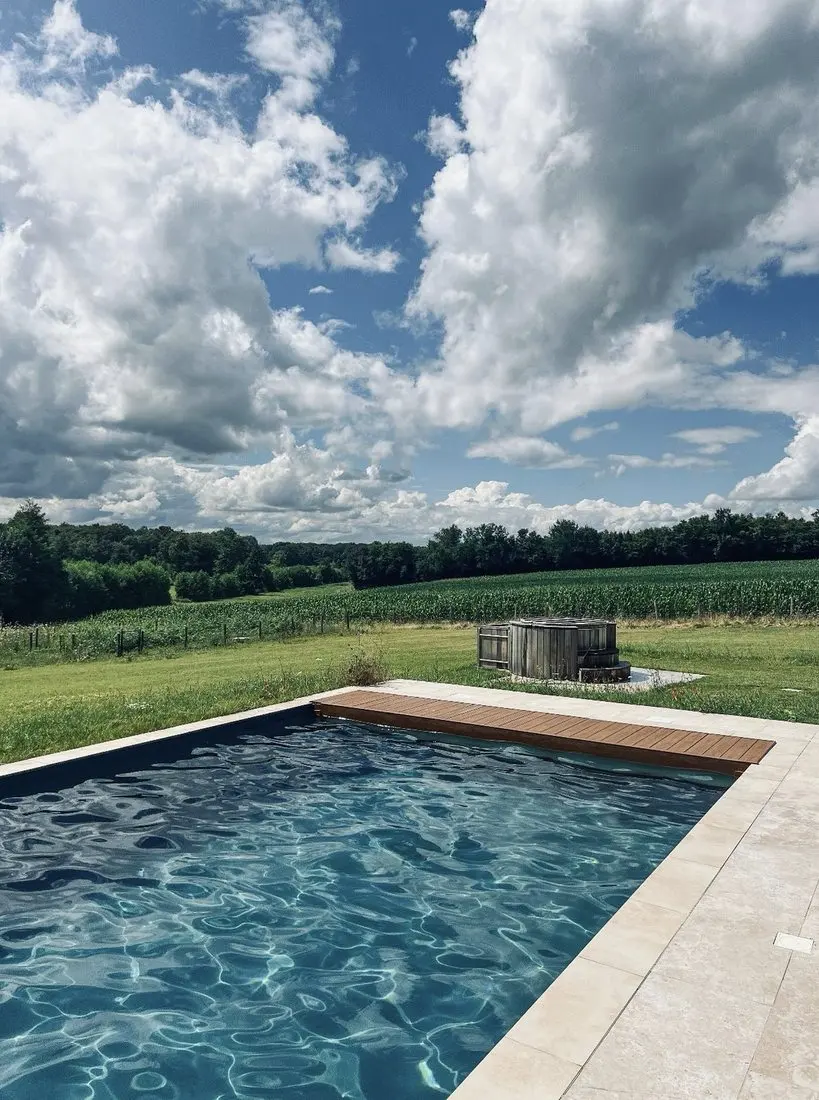 La piscine et le bain nordique face aux champs