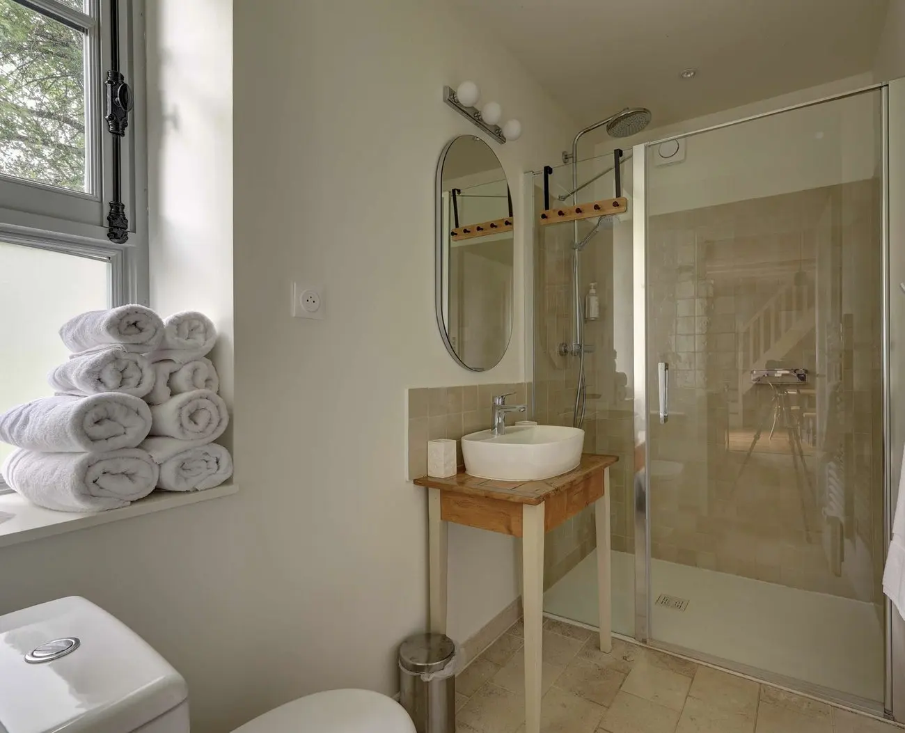 La salle de bain avec douche