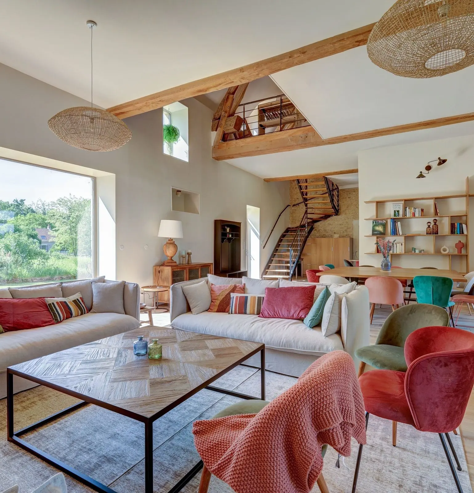 Le séjour, l'escalier et la mezzanine