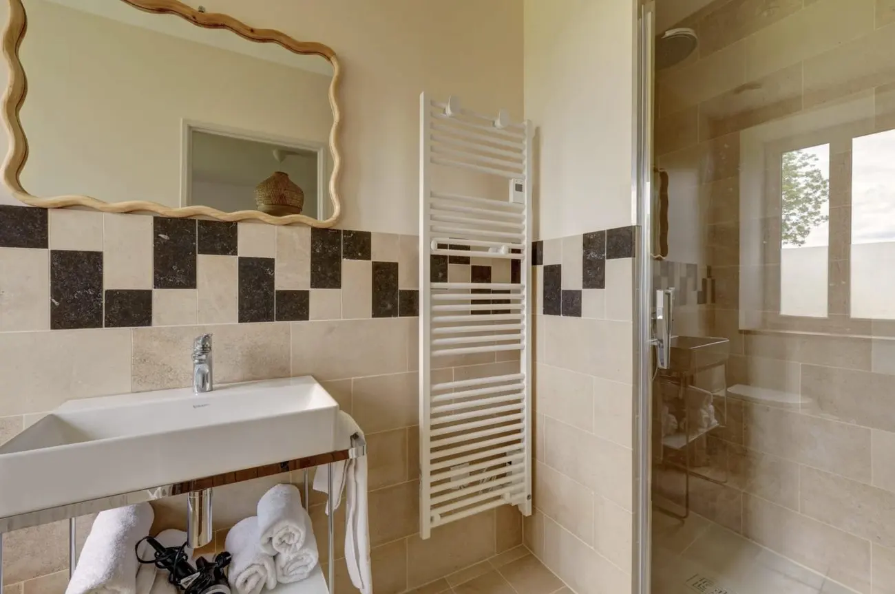 Salle de bain avec douche