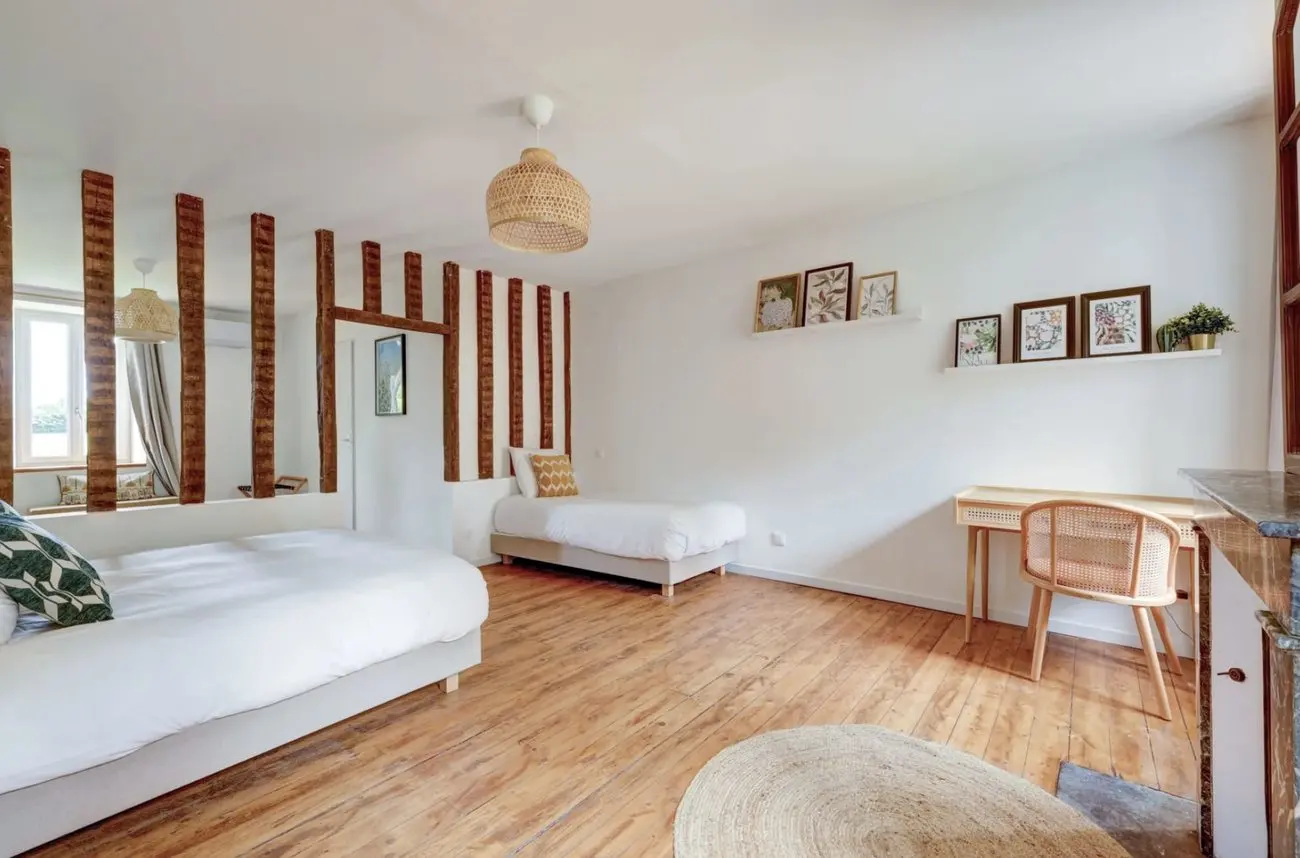 Suite centrale des Écuries, le lit simple et le bureau