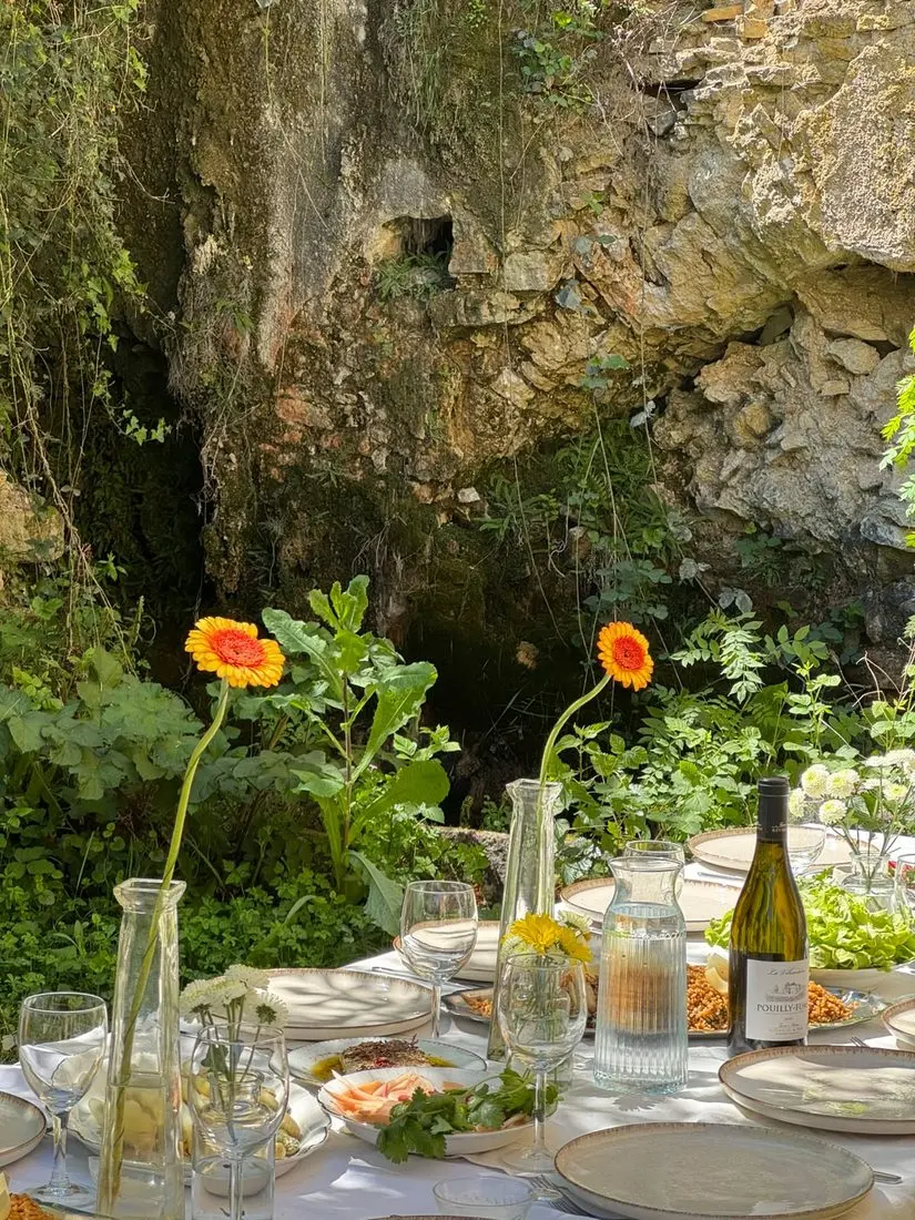 Table dressée au pied de la falaise
