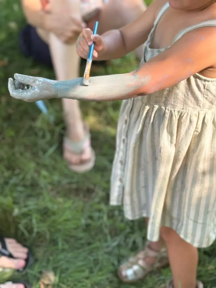 Un enfant se peint le bras