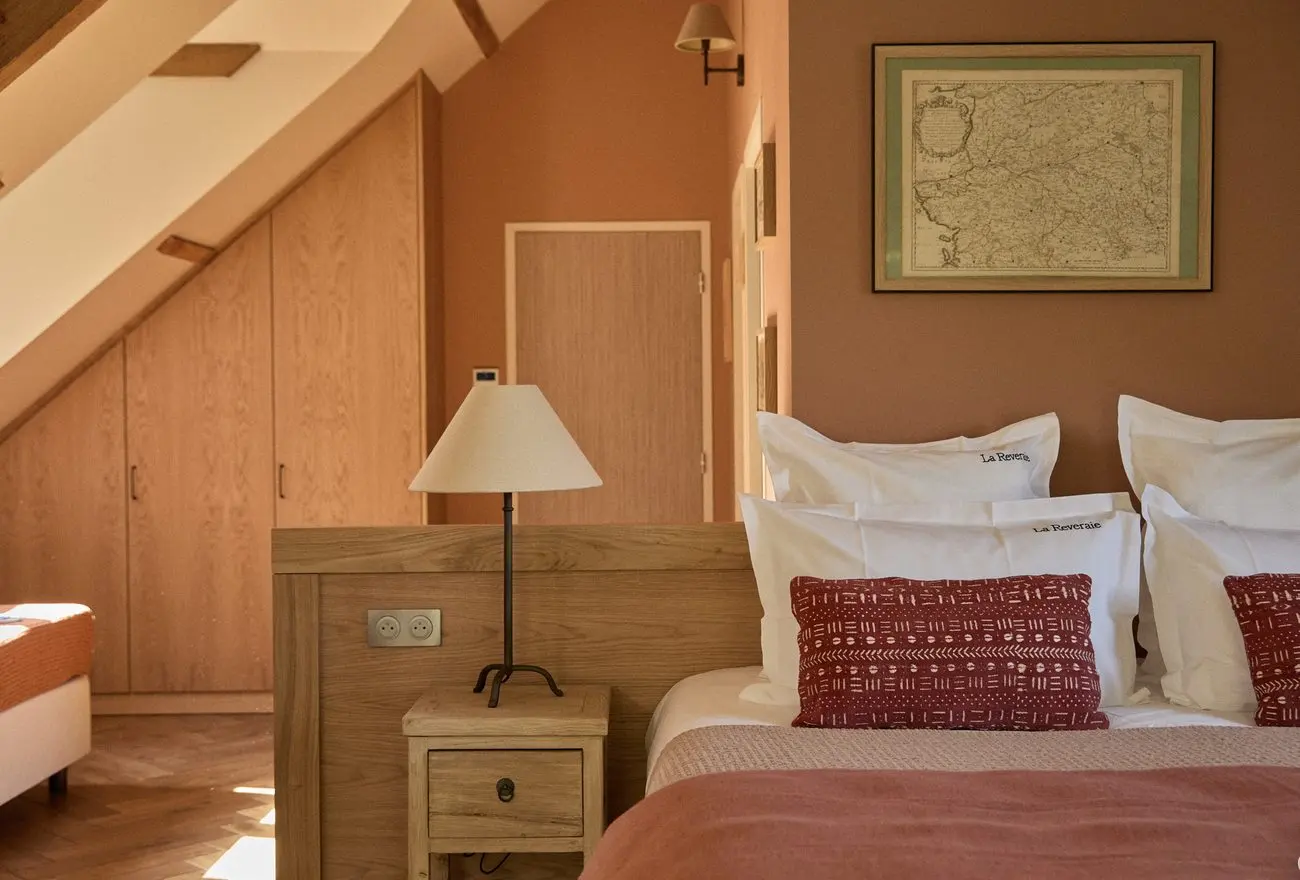 Chambre terracotta, tête de lit en chêne et carte ancienne