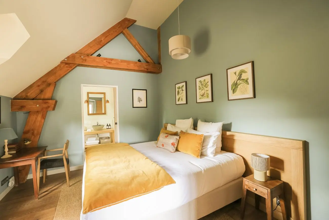 Chambre verte sous la charpente, lit double et salle de bain attenante
