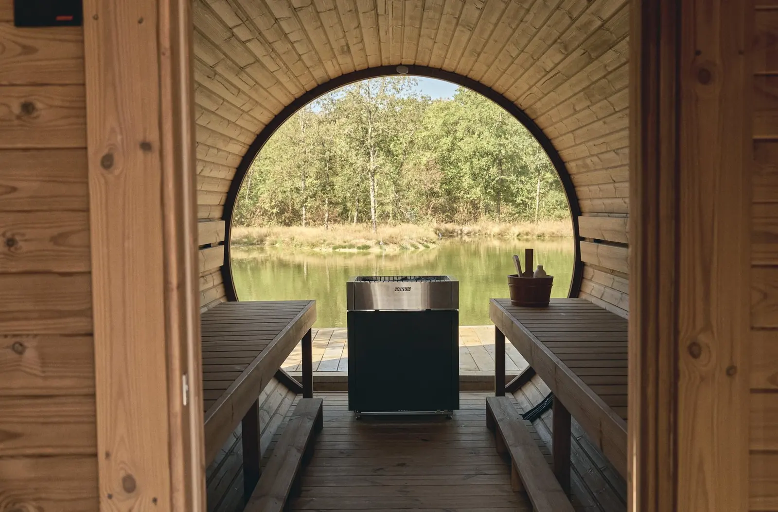 L'intérieur du sauna, vue sur l'étang