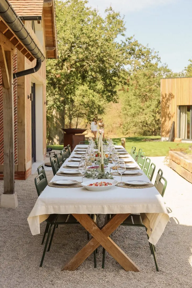 La grande table dressée dehors