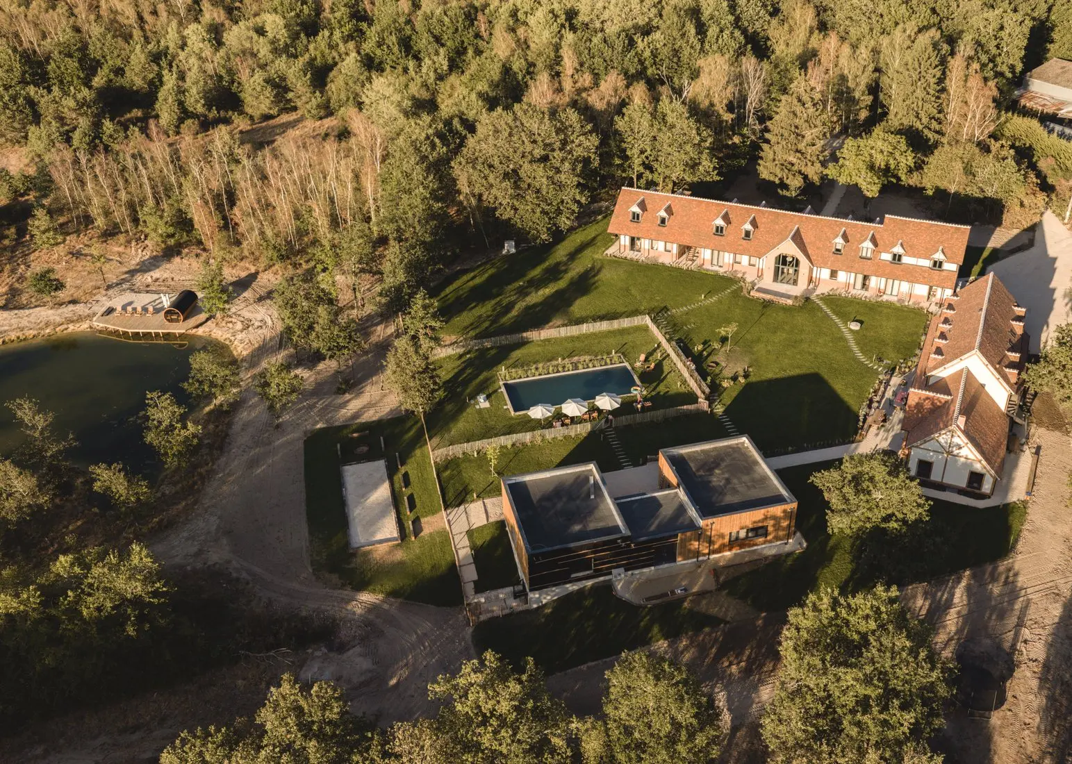 La Rêveraie vue du ciel, entre forêt et étang