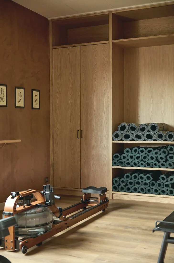La salle de sport, rameur et tapis de yoga
