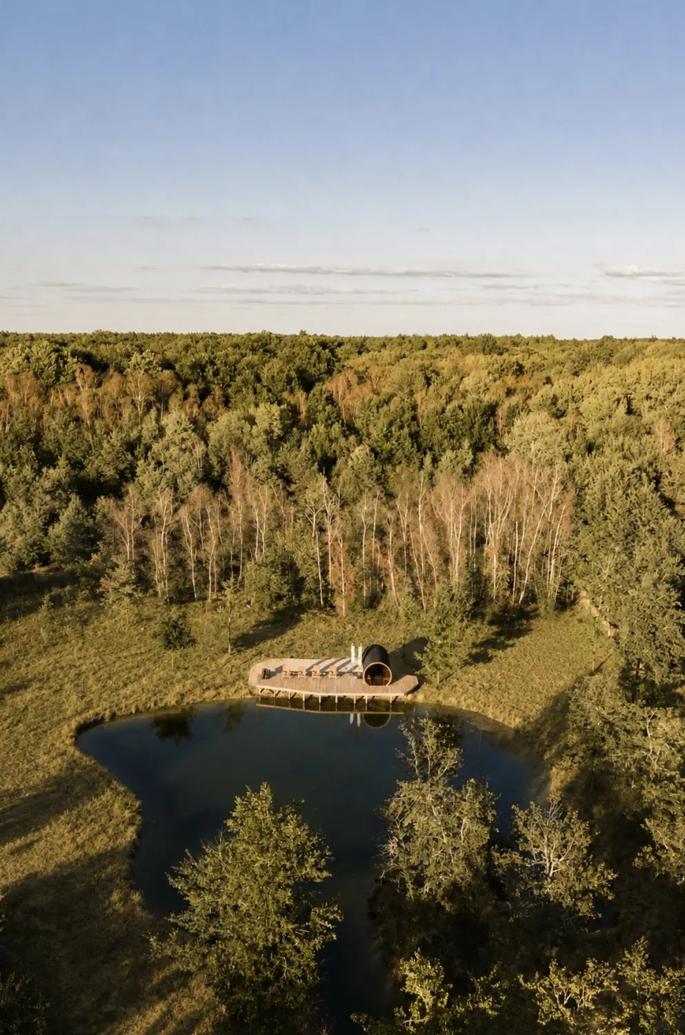 Le sauna sur son ponton, au bord de l'étang et de la forêt de La Rêveraie