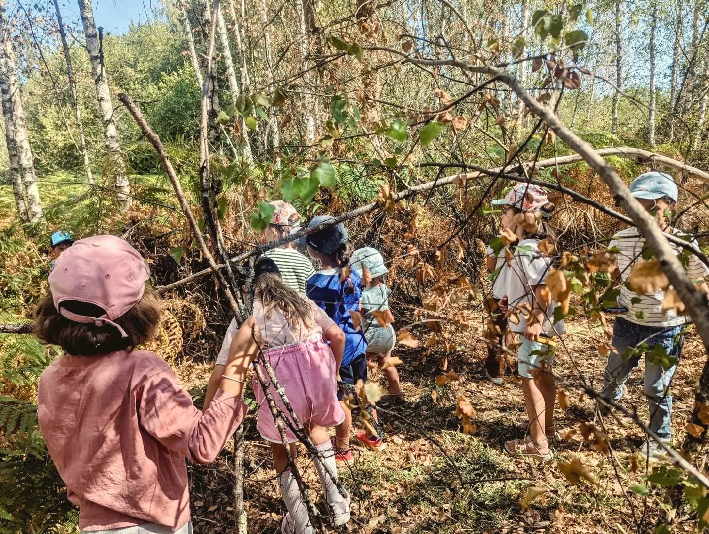 Les enfants en exploration dans le sous-bois