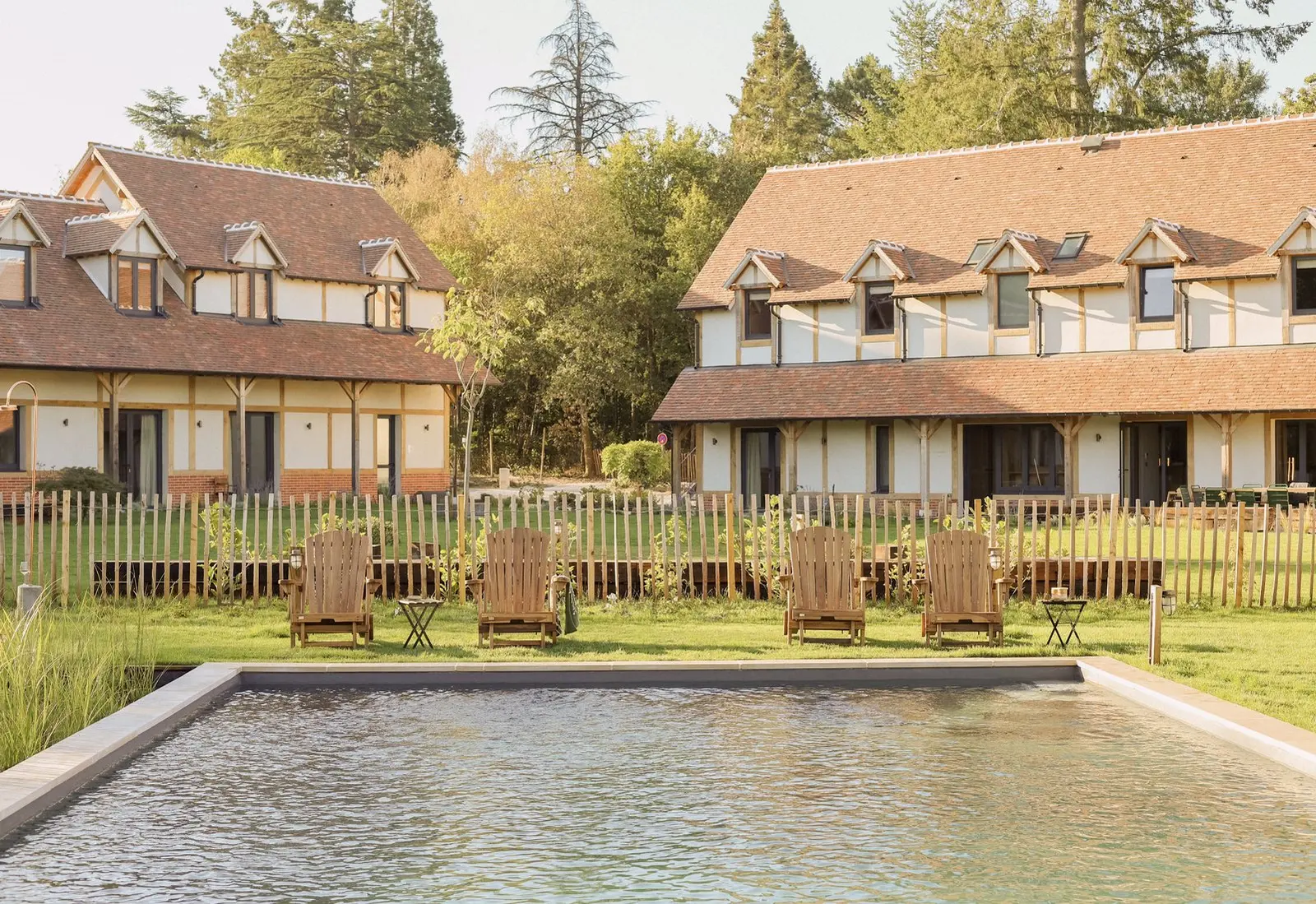 Les maisons à colombages de La Rêveraie, vues depuis la piscine