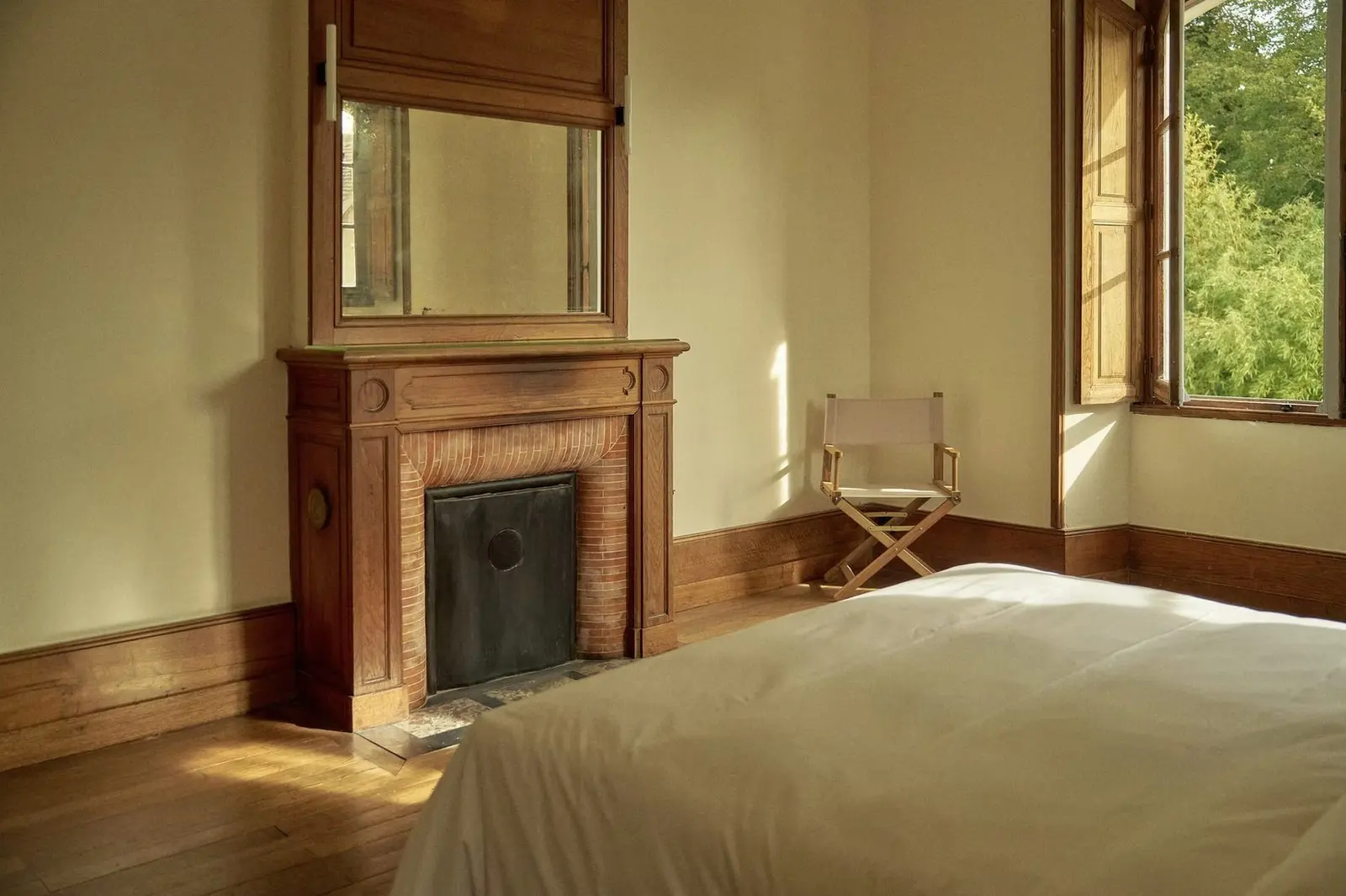 Chambre Classique, cheminée et fenêtre sur le parc