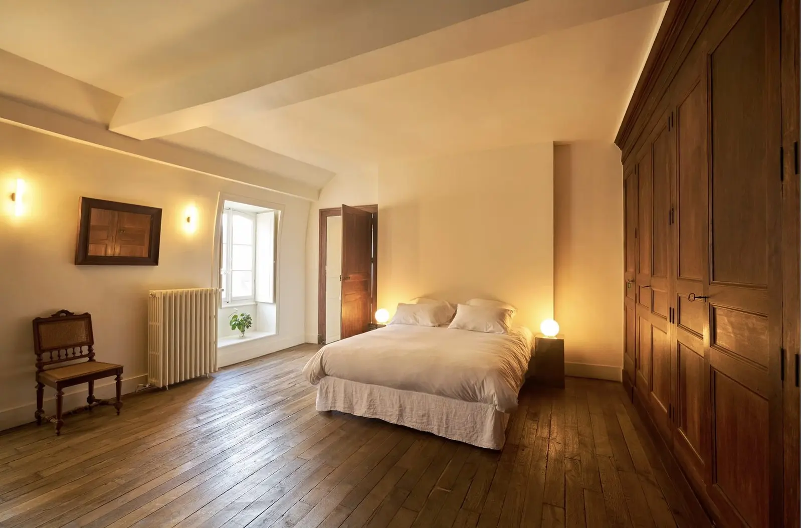 Chambre Supérieure, grande armoire en bois