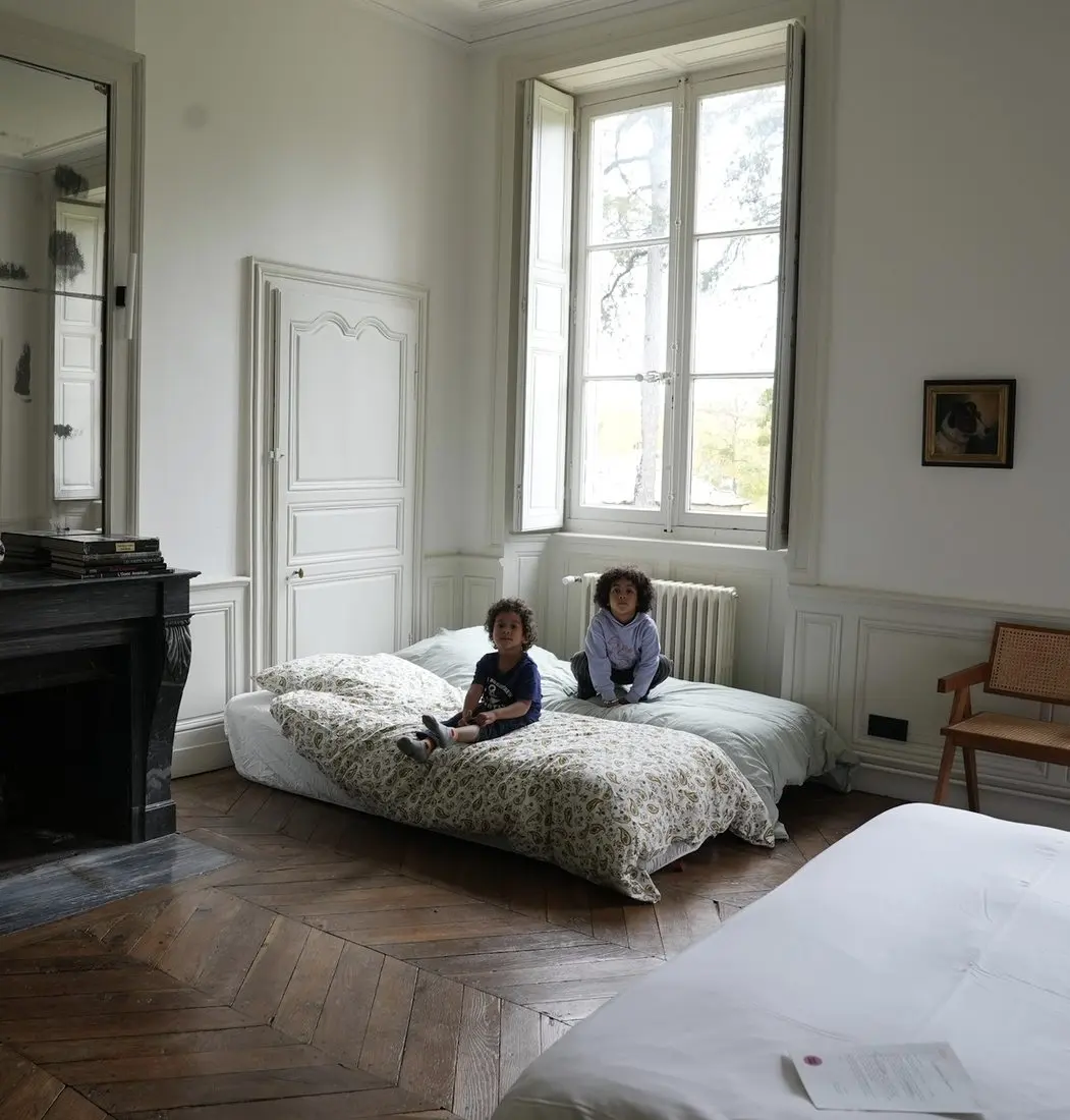 Deux enfants sur les lits d'appoint dans une chambre