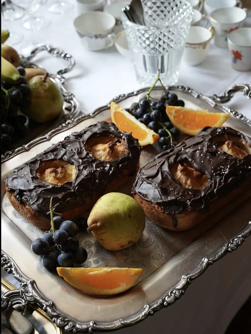 Gâteaux au chocolat, poires et raisins