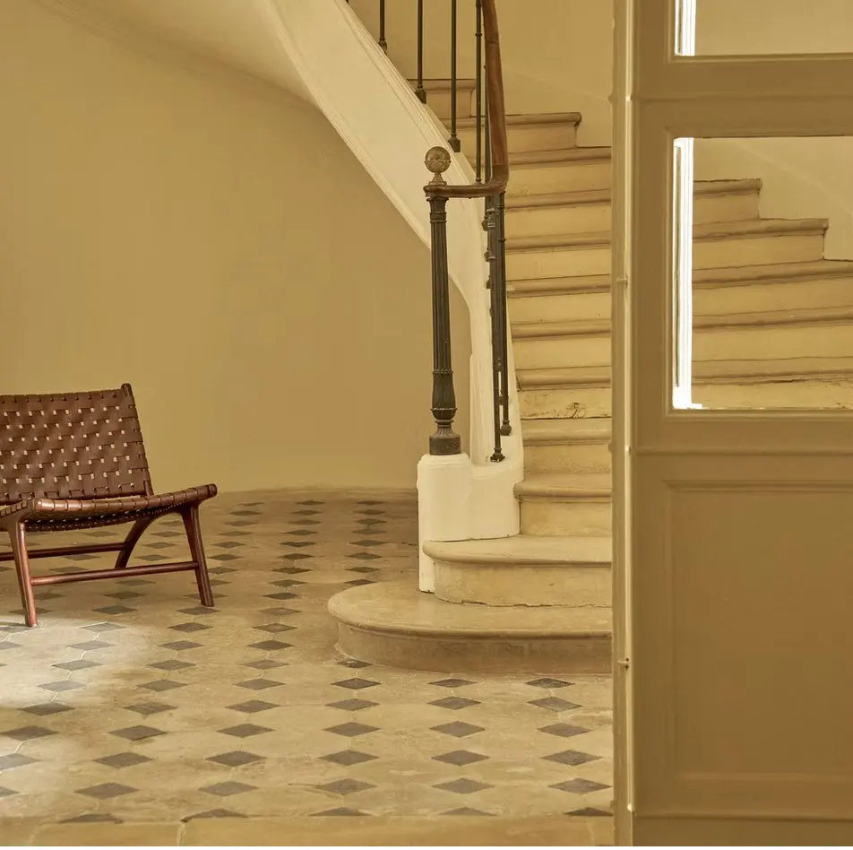 L'escalier et son sol en damier