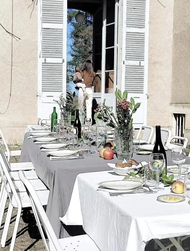 La grande table dressée dehors