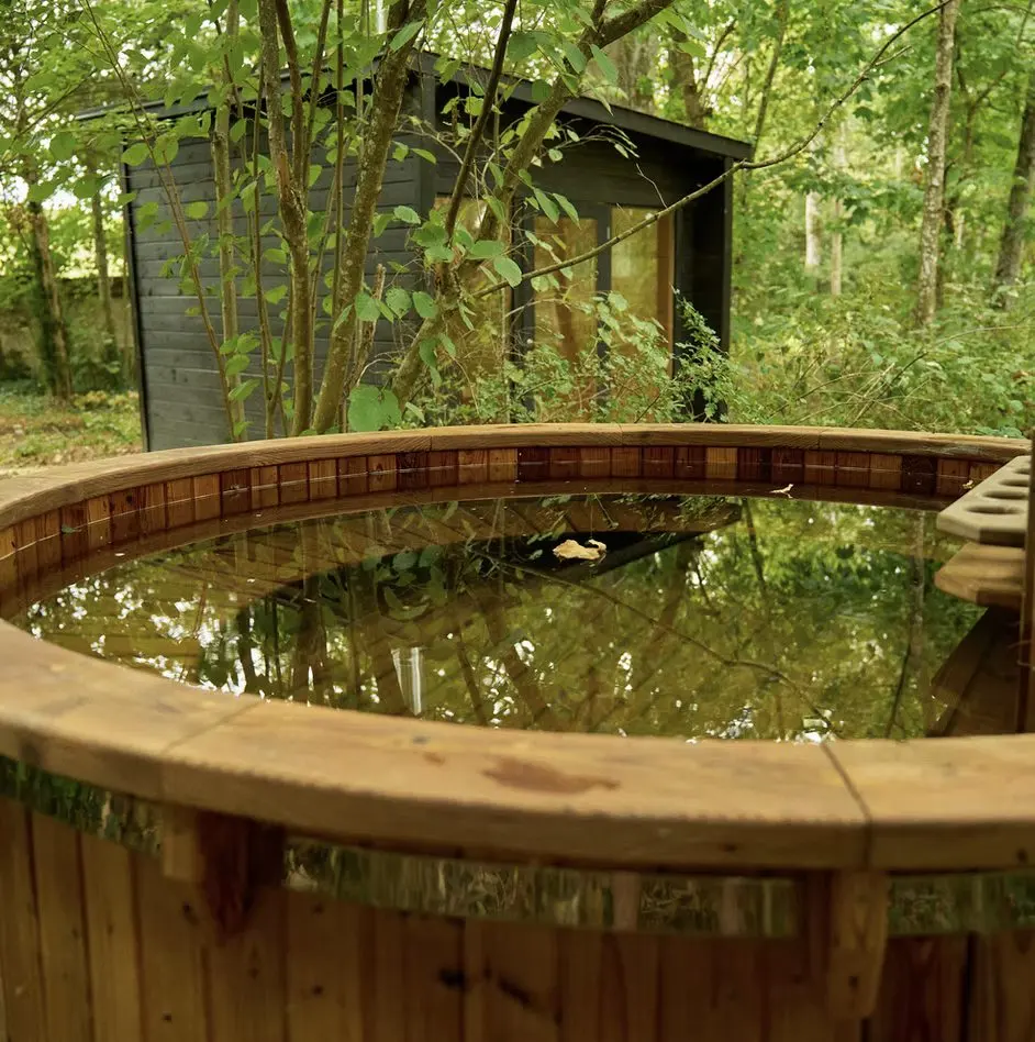 Le bain nordique dans le sous-bois