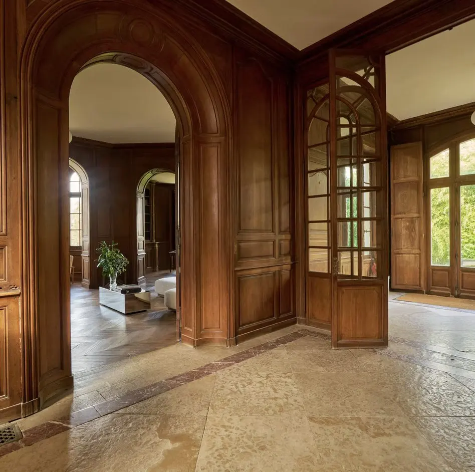 Le hall aux boiseries
