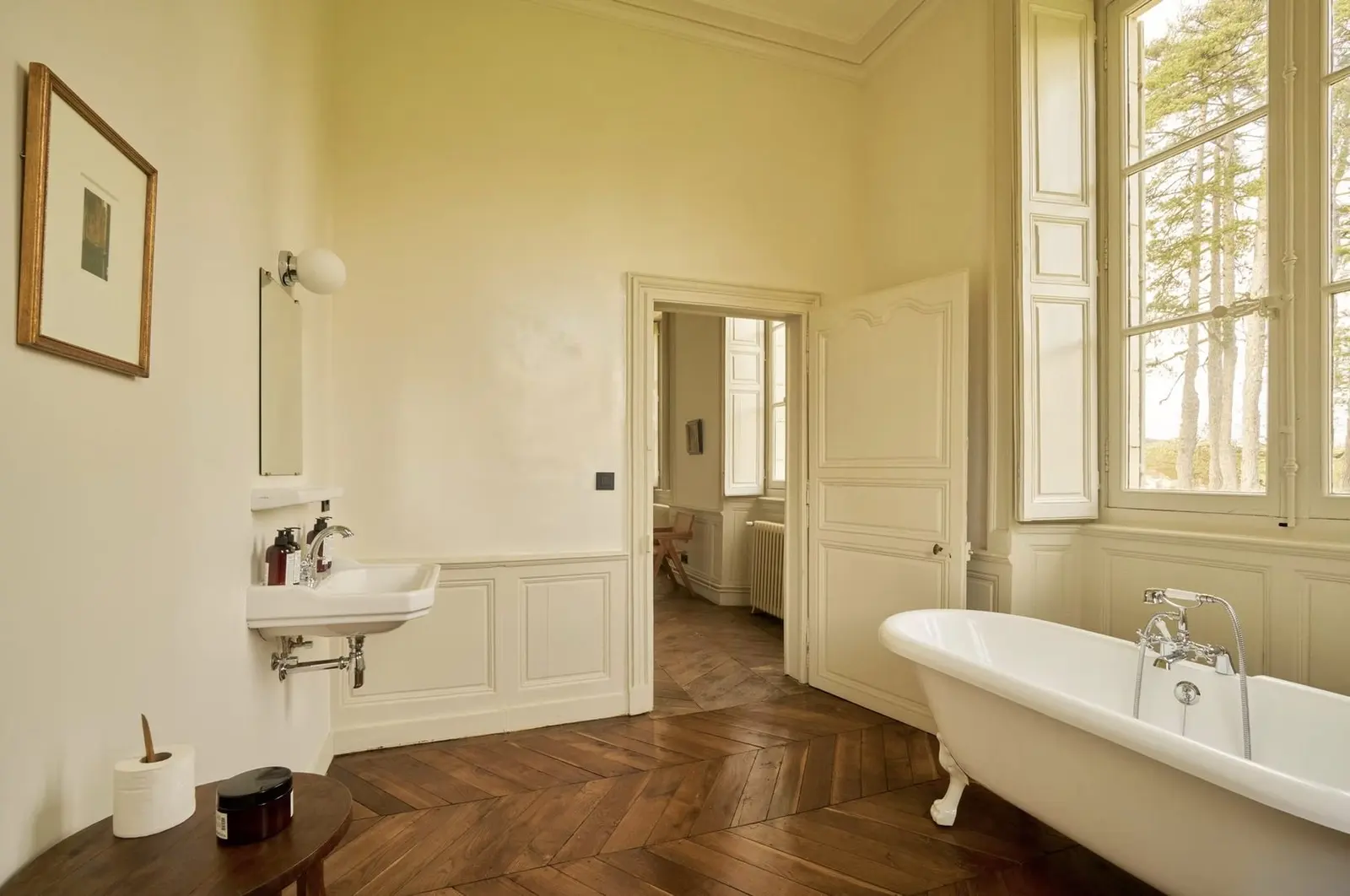 Salle de bain avec baignoire sur pieds