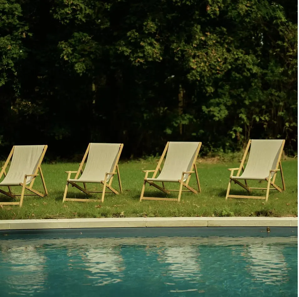 Transats au bord de la piscine