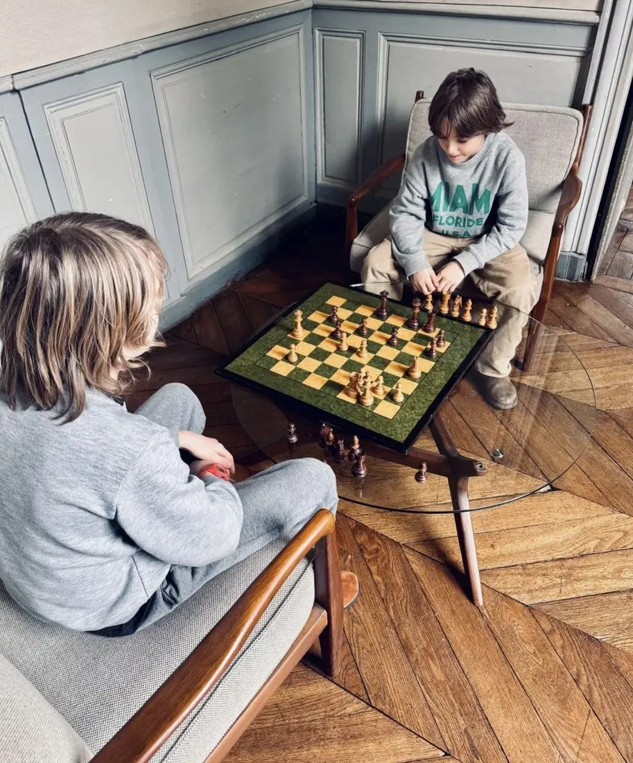 Une partie d'échecs dans le salon