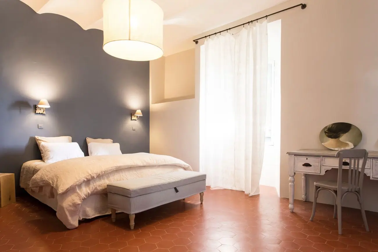 Chambre du château au mur bleu