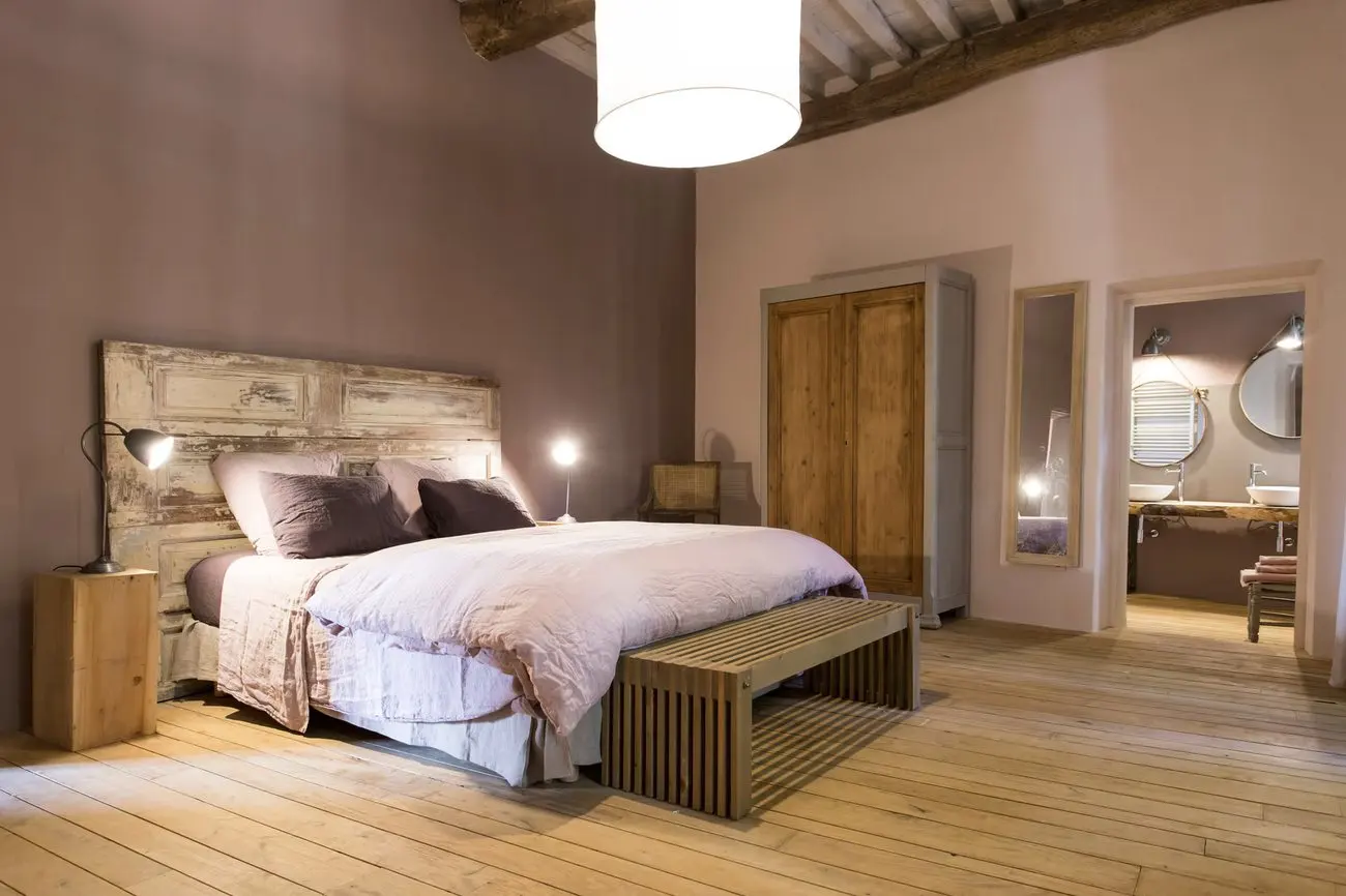 Chambre du château aux murs mauves, salle de bain attenante