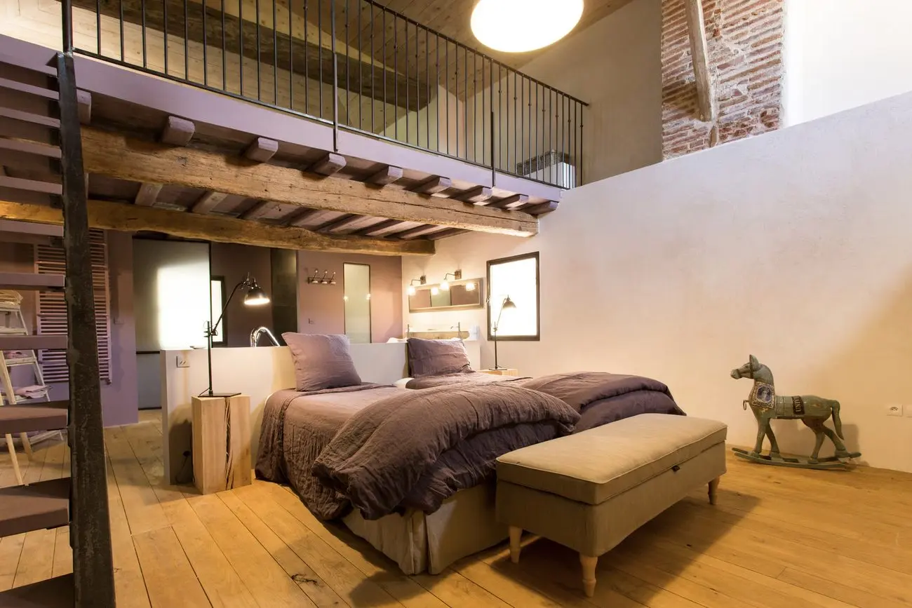 Chambre du château en mezzanine, poutres anciennes