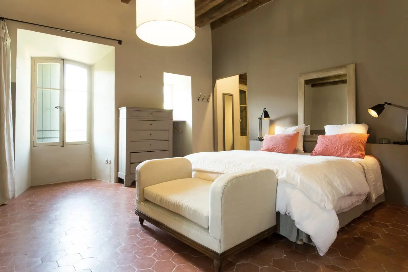 Chambre du château, tomettes et lit double