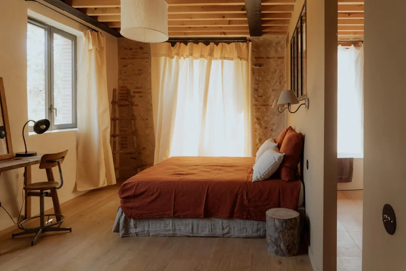 Chambre du gîte, lit terracotta et bureau