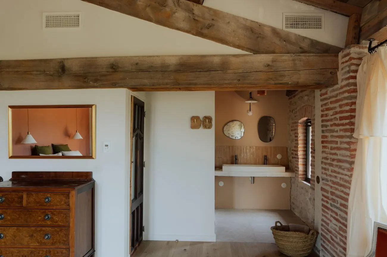 Chambre du gîte sous les poutres