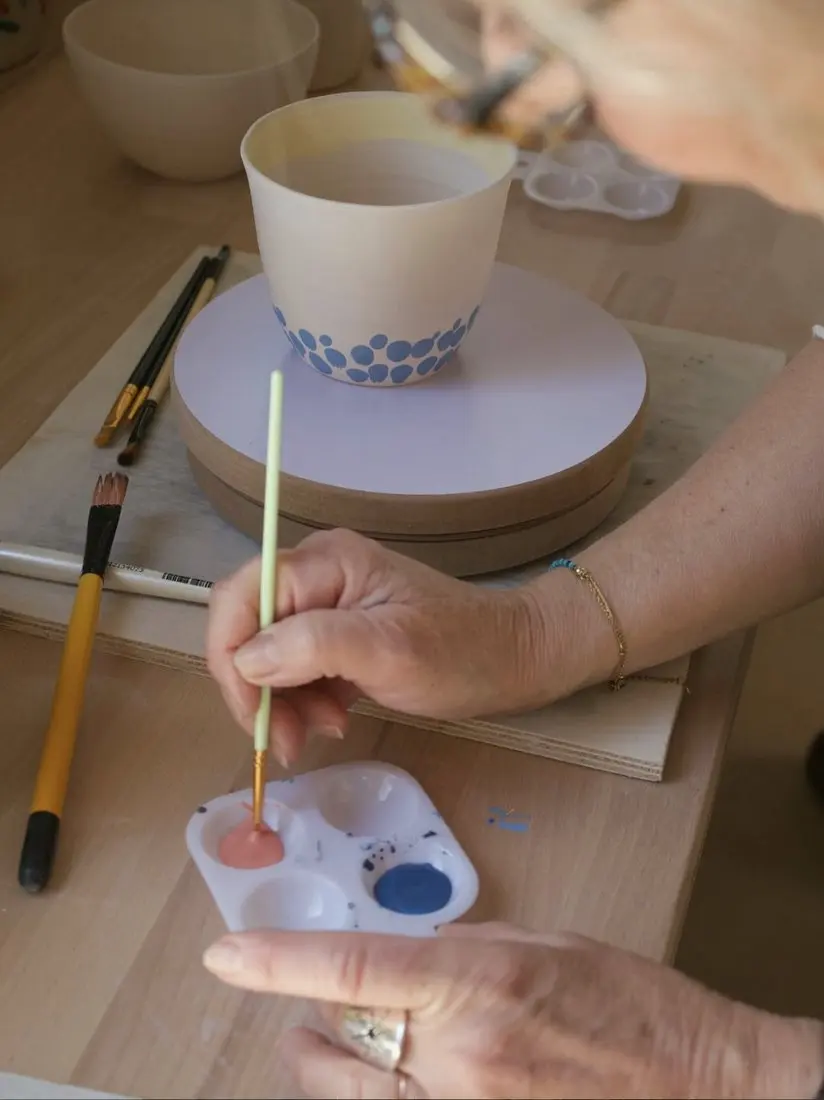 Décor au pinceau sur un bol en céramique