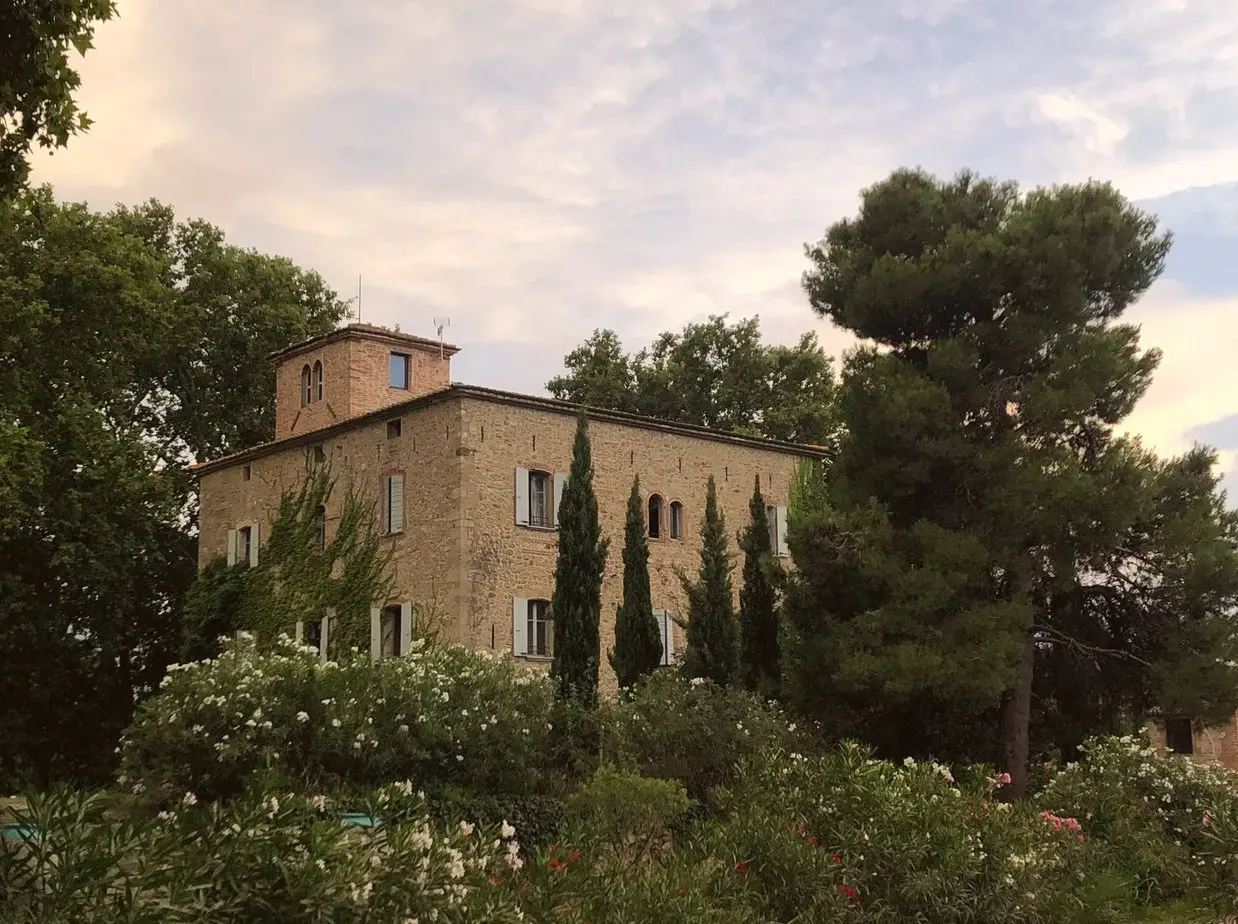 La bastide de Villeclare entre pins et cyprès