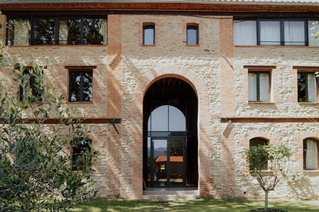La façade du gîte, face au château