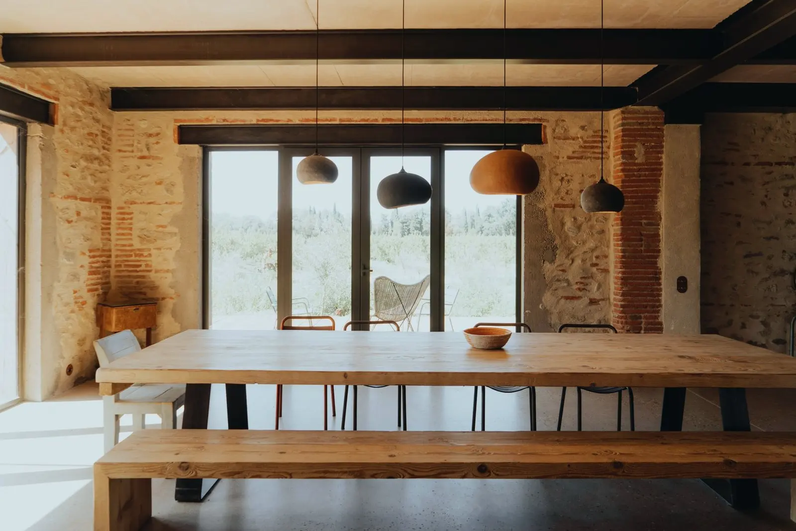 La grande table du gîte, ouverte sur les vergers